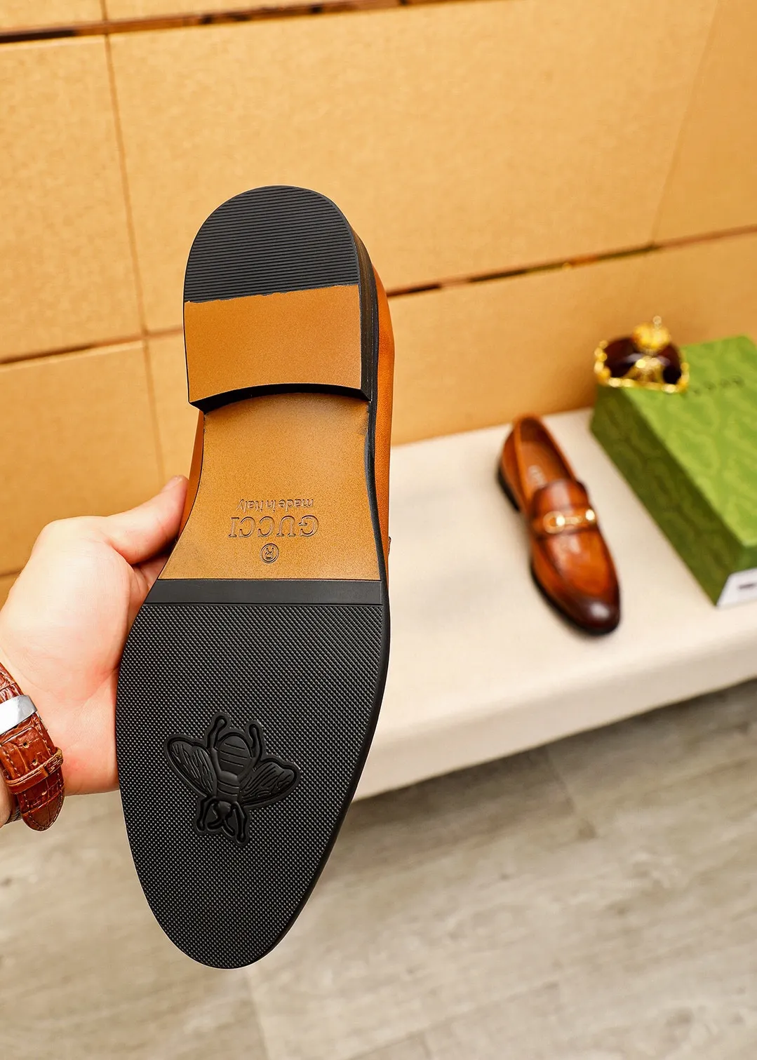Men's shoes 💰400 💐 Product trademark: GUCCI "Gucci" casual leather shoes Regular size: 39-44 (38.45.46🉑️Customized) Product materials: Selected imported first-layer calfskin embossed upper + luxury hardware buckle, imported 🐑 sheepskin lining. Strong three-dimensional visual effect, original combination outsole Color: 2⃣️colors available